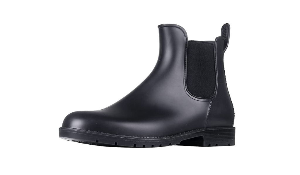 What Rain Boots to Wear with a Suit in Different Settings?